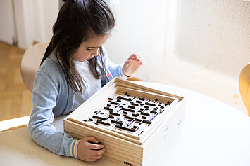 Phorms Hamburg Kita Kind am Spielen Mädchen in der Phorms Kita Hamburg spielt mit Spielzeug