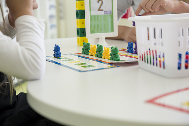 Zwei Kinder spielen ein Spiel in der Phorms Kita Hamburg