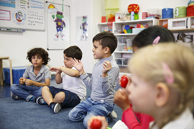 Phorms Hamburg Reception Kinder sitzen im Kreis