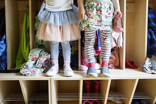 Zwei Kinder stehen in der Garderobe der Phorms Kita Hamburg