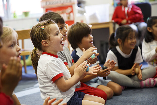 Mehrere Kinder sitzen im Kreis in der Phorms Reception Hamburg