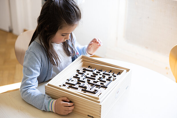 Mädchen in der Phorms Kita Hamburg spielt mit Spielzeug