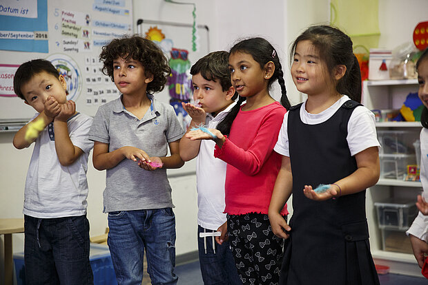 Mehrere Kinder stehen im Kreis in der Phorms Reception Hamburg