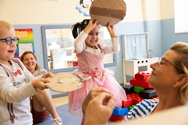 Kinder spielen gemeinsam in der Phorms Kinder Hamburg