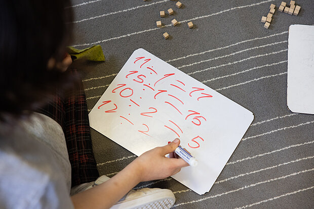 Kind übt Rechenaufgaben in der Phorms Grundschule Hamburg