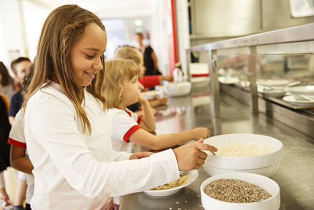 Schüler nehmen sich ihr Mittagessen in der Kantine des Phorms Gymnasiums Hamburg