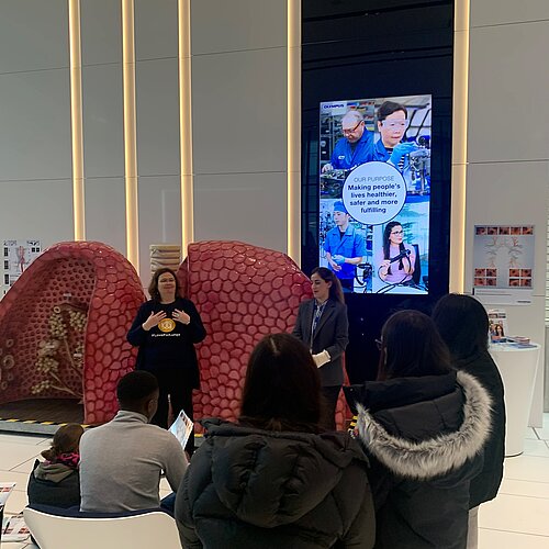 🩺Lunge & Gesundheit im Fokus!🩺
Die Klassen 8A und 8B waren bei der Lung Cancer Awareness Ausstellung von Olympus!...